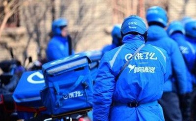 浙江一外卖员用脚踢着餐盒走进小区,他为什么要这么做?