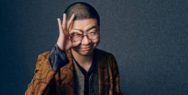 31岁李诞与陌生美女好亲密，被摸脸蛋气氛暧昧，你如何看待他的这种行为？