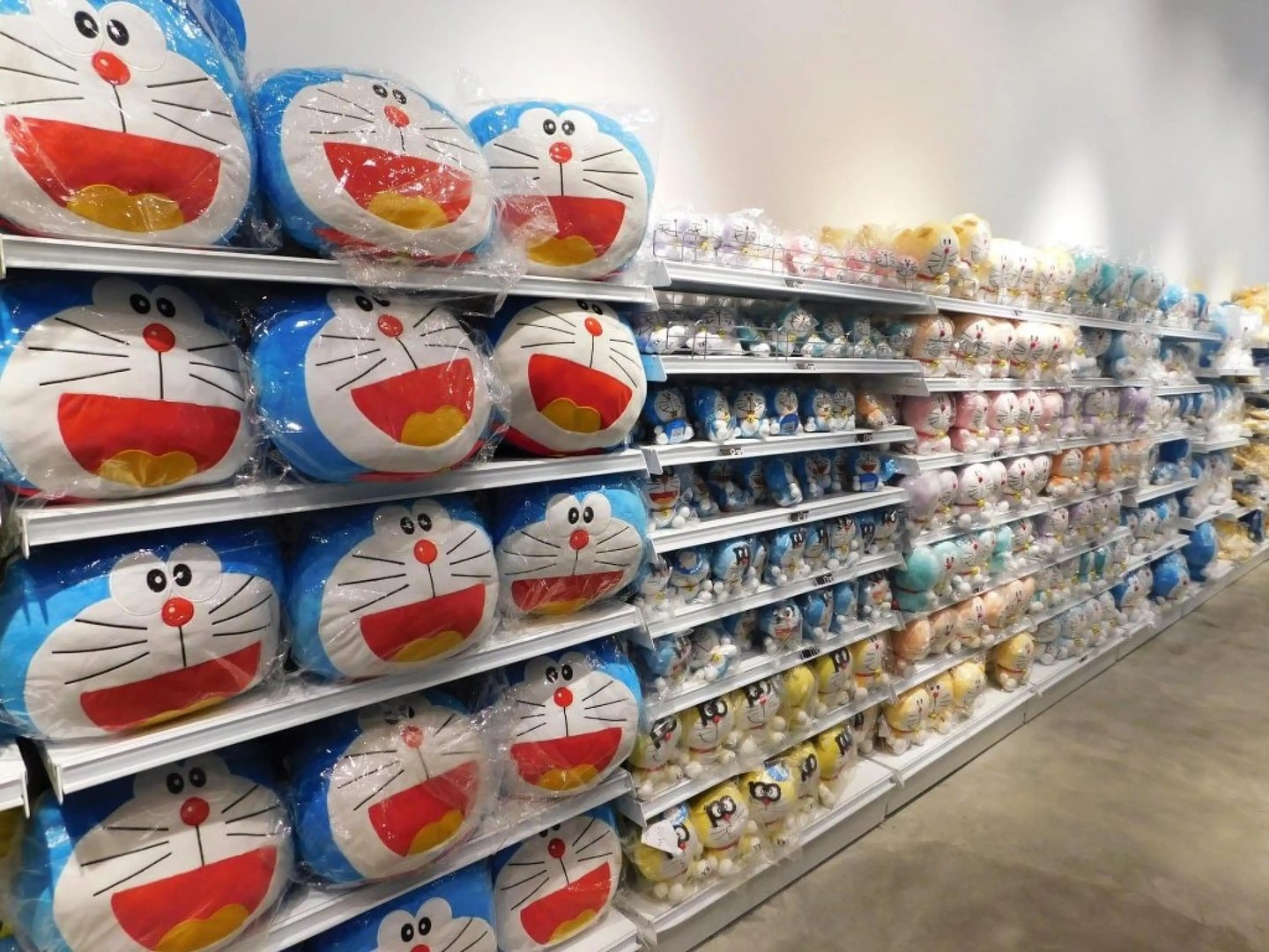 中年男子迷上公仔舍不得买偷4个，老板被气笑了！男子此举会被如何定性？