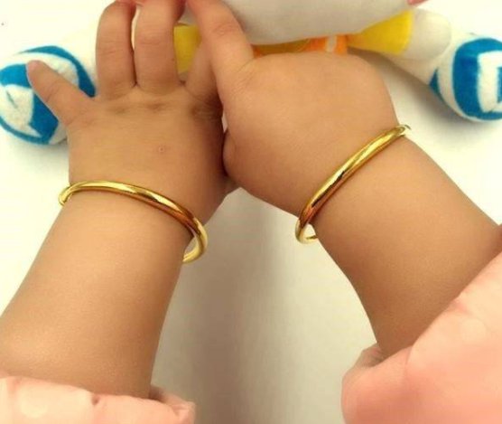 河南一宝宝金手镯被人“偷梁换柱”，涉事人员将会面临什么处罚？