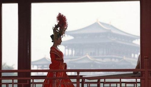 侍儿扶起娇无力是什么意思