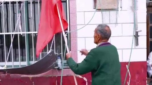 95岁老人院子里升国旗54年，是什么信念支撑着他？