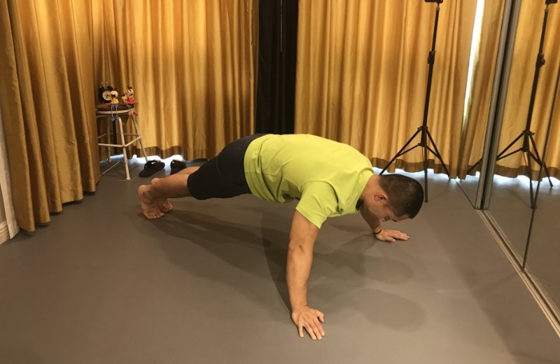 90后小伙做俯卧撑致下身瘫痪，这是为何？