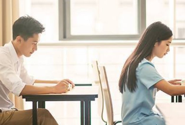 女朋友非常敏感，我一不理她她就自己哭，我该怎么办？