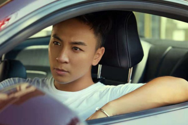 释小龙带俩美女酒吧畅玩，他和何洁为什么分手呢？