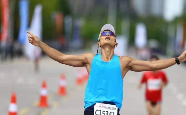 马拉松遇难者女儿通过视频认出父亲，这名女儿对比赛提出了怎样的质疑？