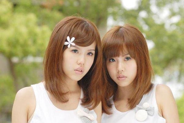 by2,到底谁是姐姐，谁是妹妹?能不能附上照片啊？