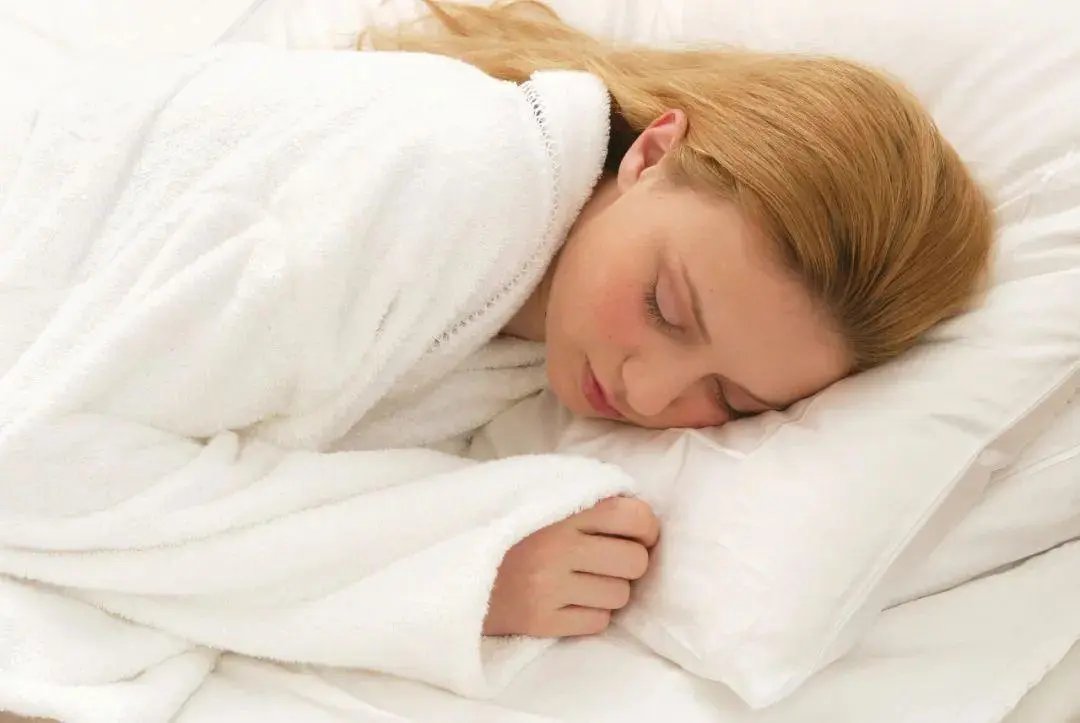 新型职业崛起：哄睡师包月套餐标价1.8万，睡眠成为社会难题了吗？