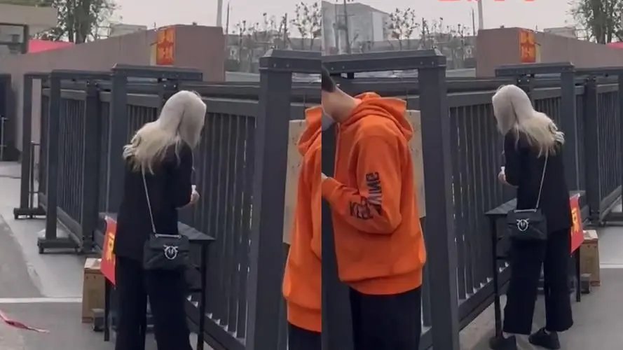 外国女子与快递小哥对话乐翻网友,两人竟都在努力说外语,到底咋回事?