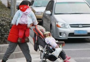 江苏一行人推婴儿车过马路时被撞飞，目前行人与婴儿的情况如何了？