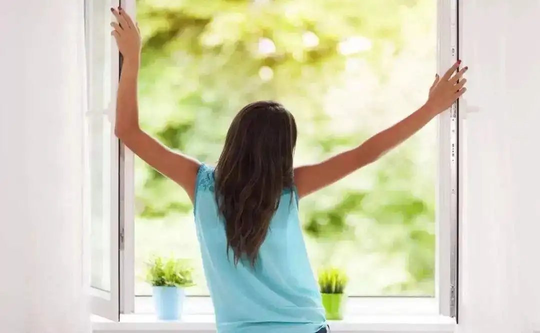 四川女子开窗看热闹,整楼窗边都是脑袋,封控时期的生活有多无聊?