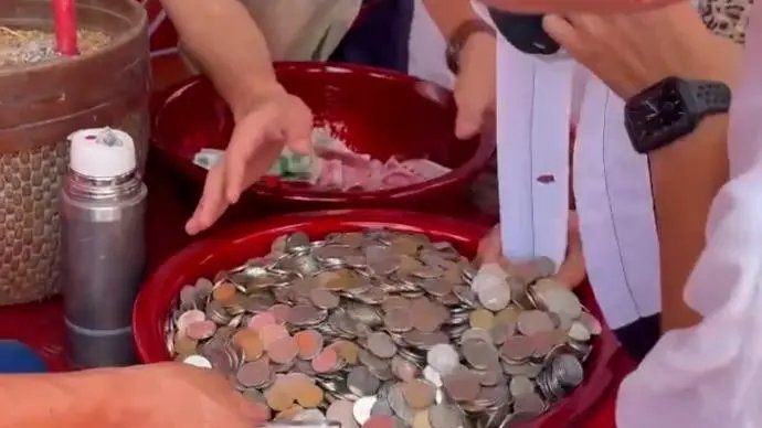 好友结婚，男子背84斤硬币随礼：新郎的零花钱！你有这样的哥们吗？