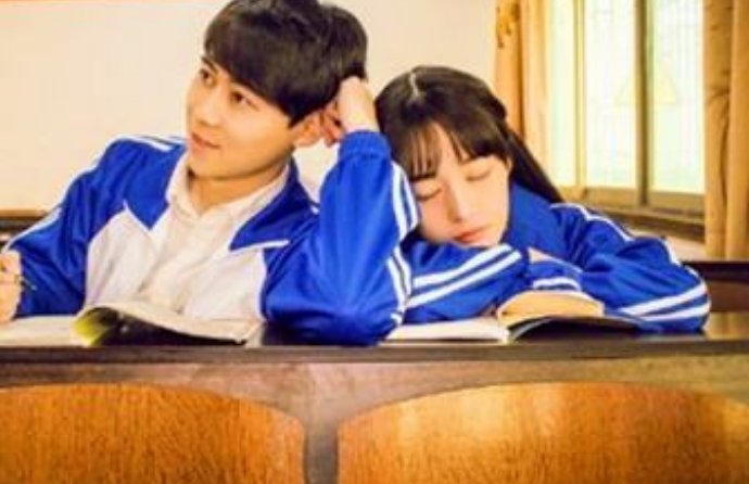 女朋友非常敏感,我一不理她她就自己哭,我该怎么办?