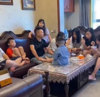 暑假花了80后舅舅6万块的16个外甥,国庆又来了,他们为何能轰动全网?