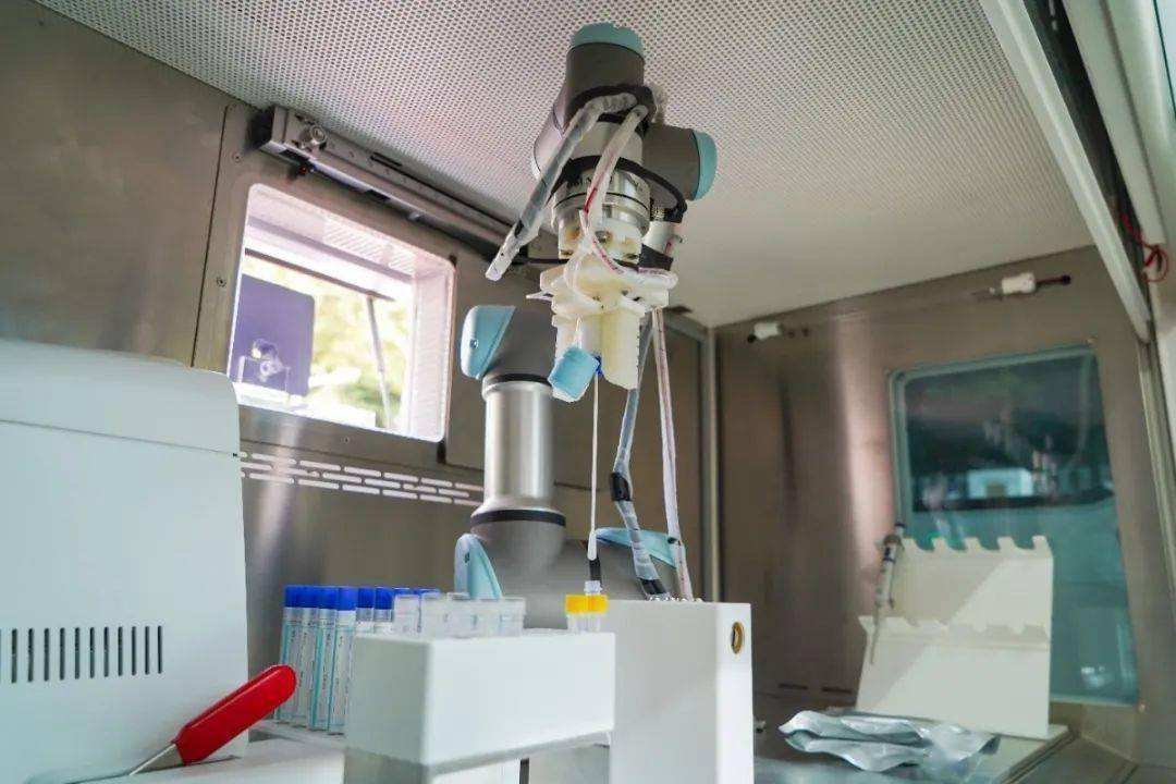 核酸采样机器人现身上海街头，这种机器人是否可能完全取代人工？