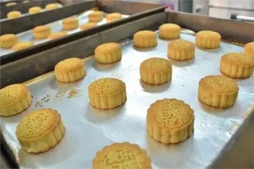 北京一公司没发月饼，员工将经理打住院了，员工的行为合法吗？