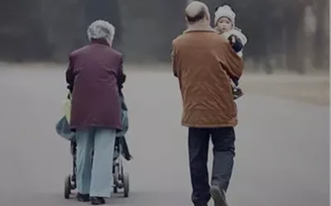 90后33岁女子当了奶奶，晒出带孙子的日常，一双操劳的手说明了什么？