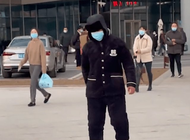 河南一男子做痔疮手术后，朋友拉横幅庆祝出院，对此你怎么看？