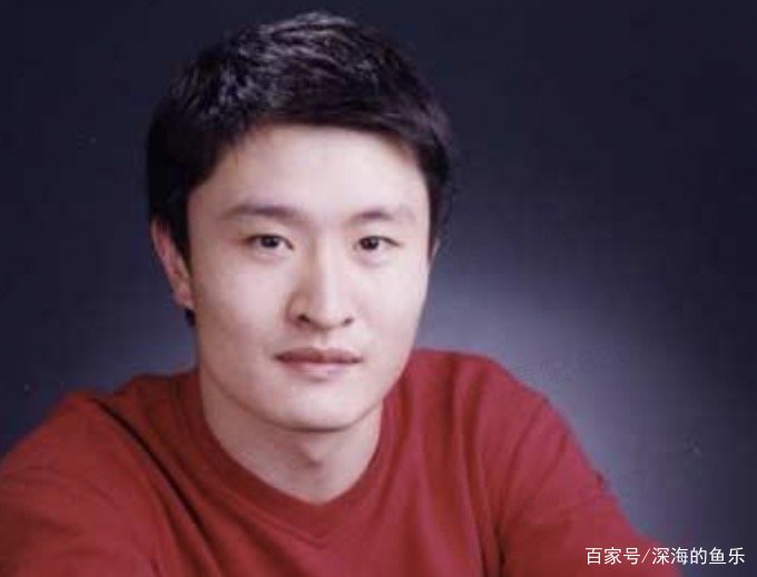 他是郭晶晶的初恋，女儿四个月大的时候意外身亡，妻子至今未嫁，他是谁？？