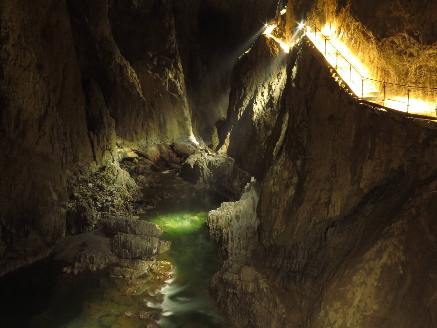 地底下真的有人类？斯诺登爆出的地下世界，真的存在吗？