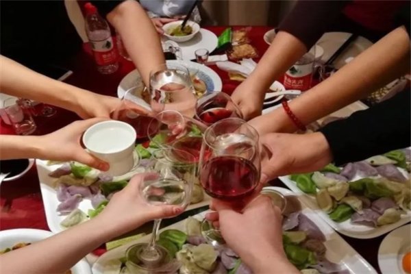 河北男子去女友家5天被未来岳父灌倒3次，喝醉的男子表现如何？