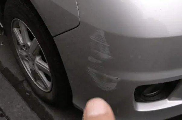 有担当！小学生撞车留纸条道歉司机免赔偿，你如何看待此事？