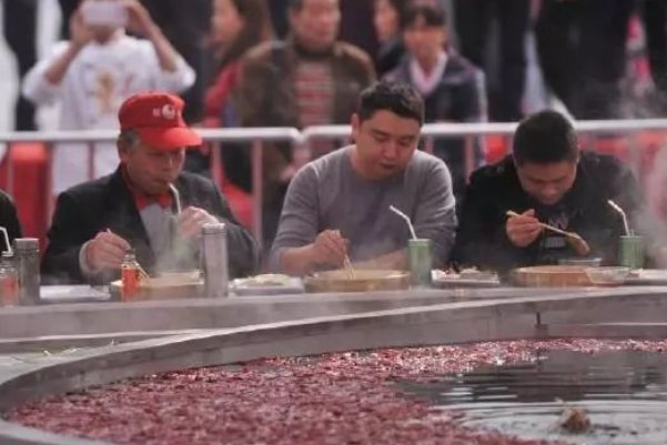 第一大火锅56人同时开吃，这样不会传染疾病吗？