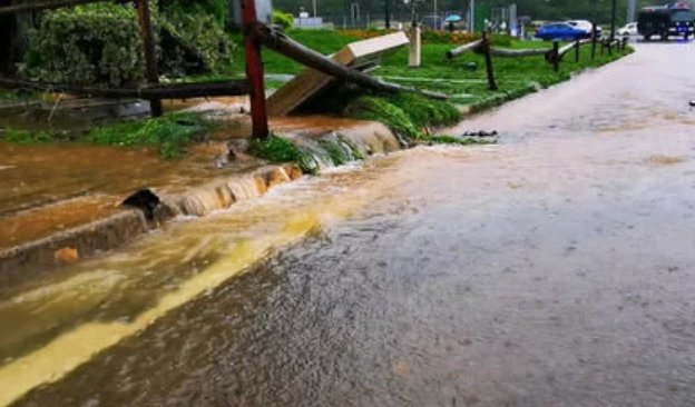 成都龙泉积水严重，暴雨天气出门应该注意什么？