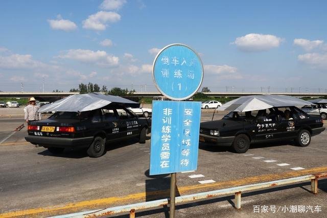 学开车怎样才能知道车身正不正？