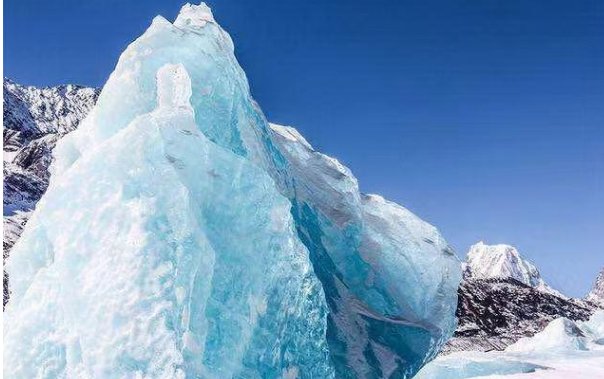 男子西藏发现蓝色古冰川，景象是怎样的？