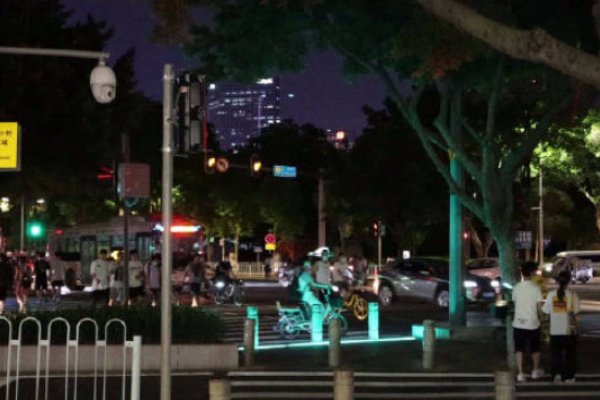 广州市区出现地上红绿灯,为何要在地上安红绿灯?