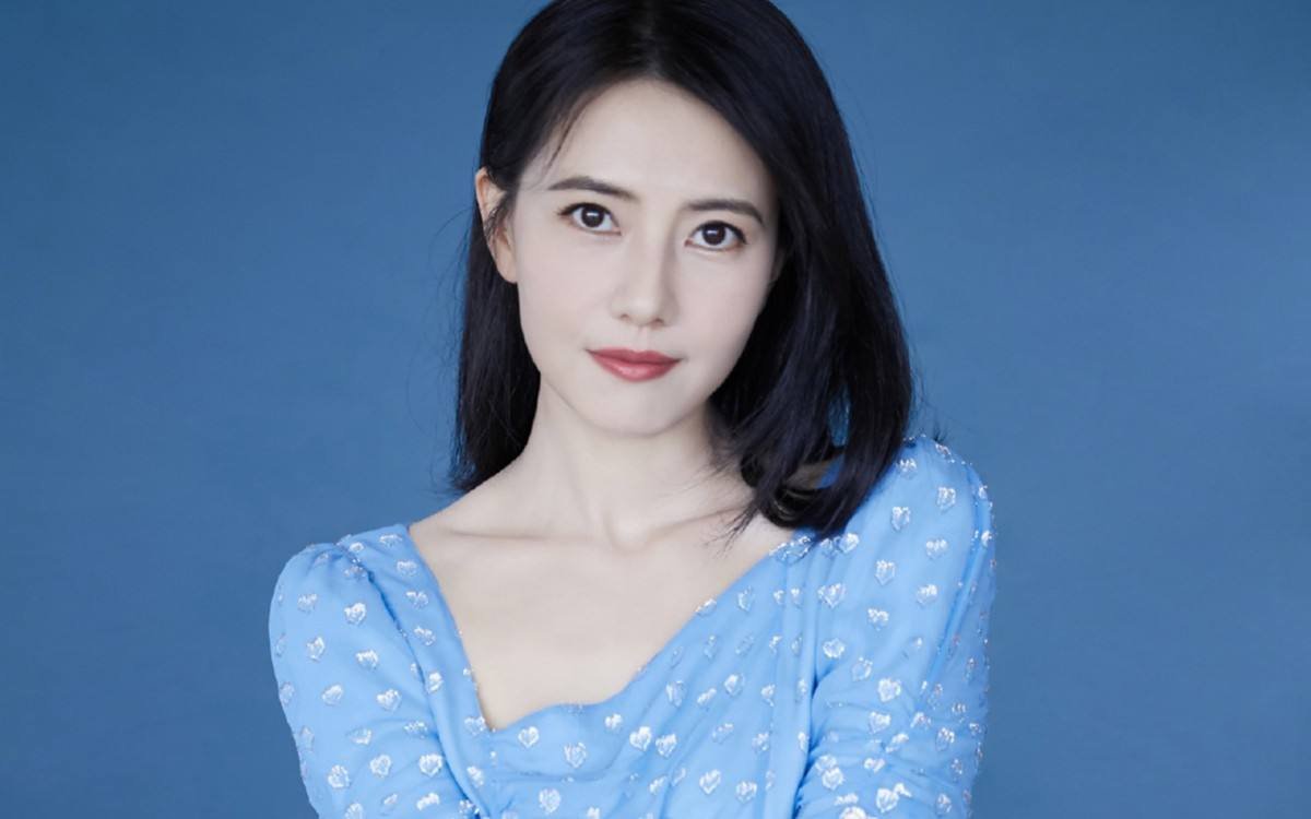 高圆圆霸气回归职场，穿休闲装回公司开会，她的状态如何？