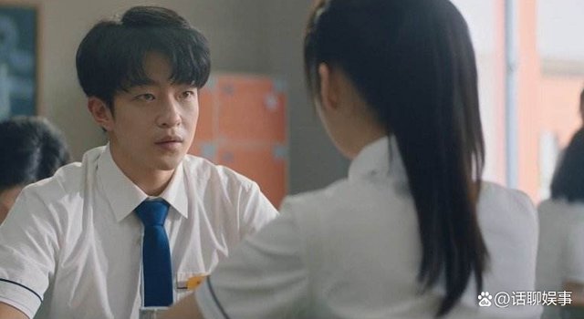 请问《一闪一闪亮星星》中结局最后举伞人是谁?