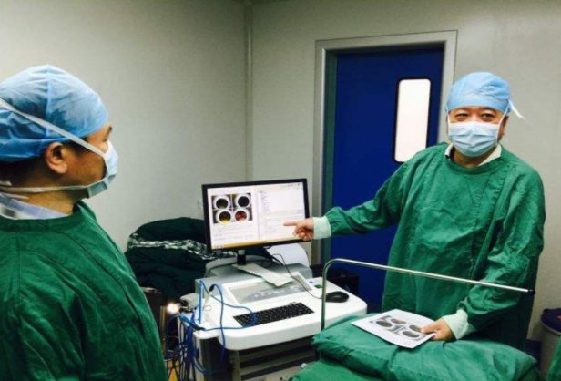 河南一男子做痔疮手术后，朋友拉横幅庆祝出院，对此你怎么看？