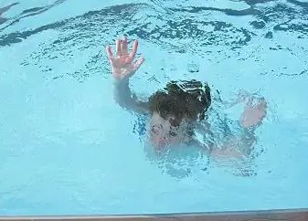 四川男孩落水两人施救,三人均溺亡,遭遇溺水险情该怎么办