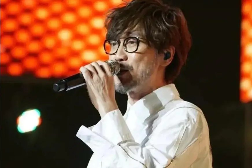 周传雄重返舞台被新人点评引发争议，这究竟是怎么一回事？