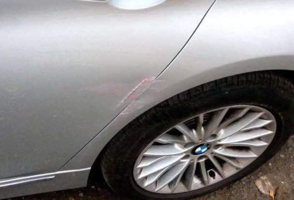 有担当！小学生撞车留纸条道歉司机免赔偿，你如何看待此事？