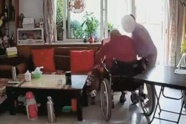 保姆殴打85岁老人辩称“闹着玩”，我们该如何防止保姆施暴？