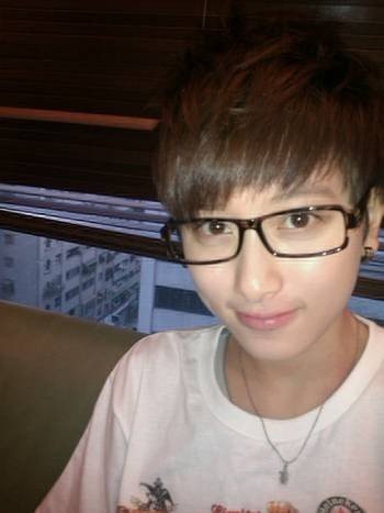 这女是谁。。。。告诉我吧~！随便发一张她平时的图片~！详细的个人档