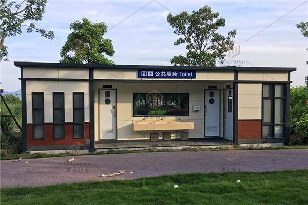 官方回应庄稼地里出现两层楼豪华公厕：系垃圾中转站，网友们是如何回复的？