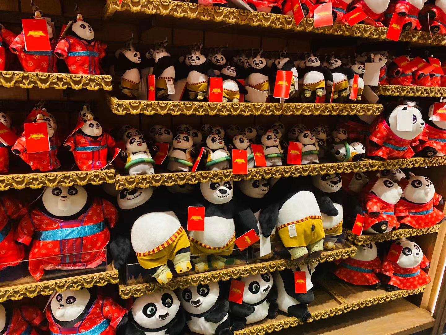 北京环球影城矿泉水10元一瓶，园内的整体消费水平如何?