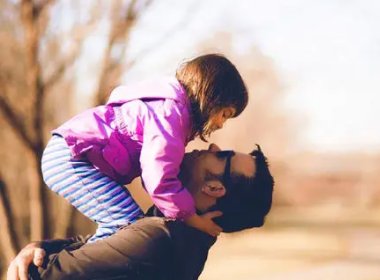 山东一父亲吐槽女儿长得和自己太像，孩子妈妈对此是如何回应的？