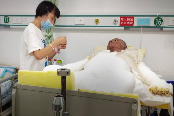 咸阳老人住ICU，独子被困西安无法照顾，那是谁照顾老人的？