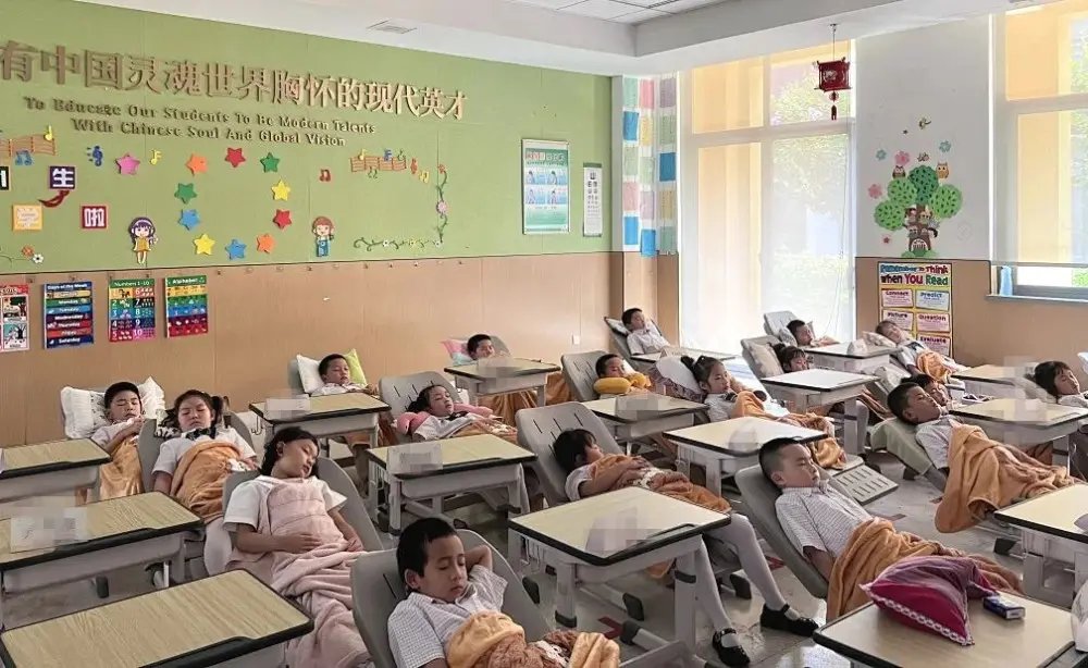羡慕！南京一小学学生躺着午休，对孩子生长发育有哪些好处？