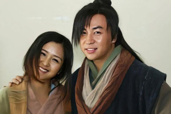 释小龙带俩美女酒吧畅玩，他和何洁为什么分手呢？