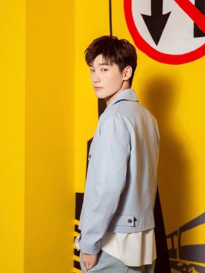 有网友拍到邢昭林连夜买李宁，明星这是在爱国还是避嫌？