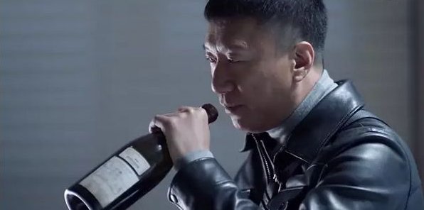 孙红雷与妻子十指紧扣散步，他们之间的感情如何？