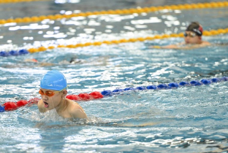 贵州公交坠湖幸存学生拼命游出，如何学会水中求生？