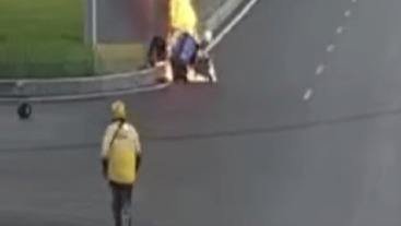 外卖小哥大火中救出同行，他的回应为何很暖心？