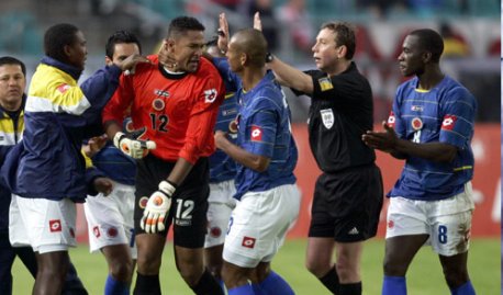 有哪些是守门员直接开球打进的?